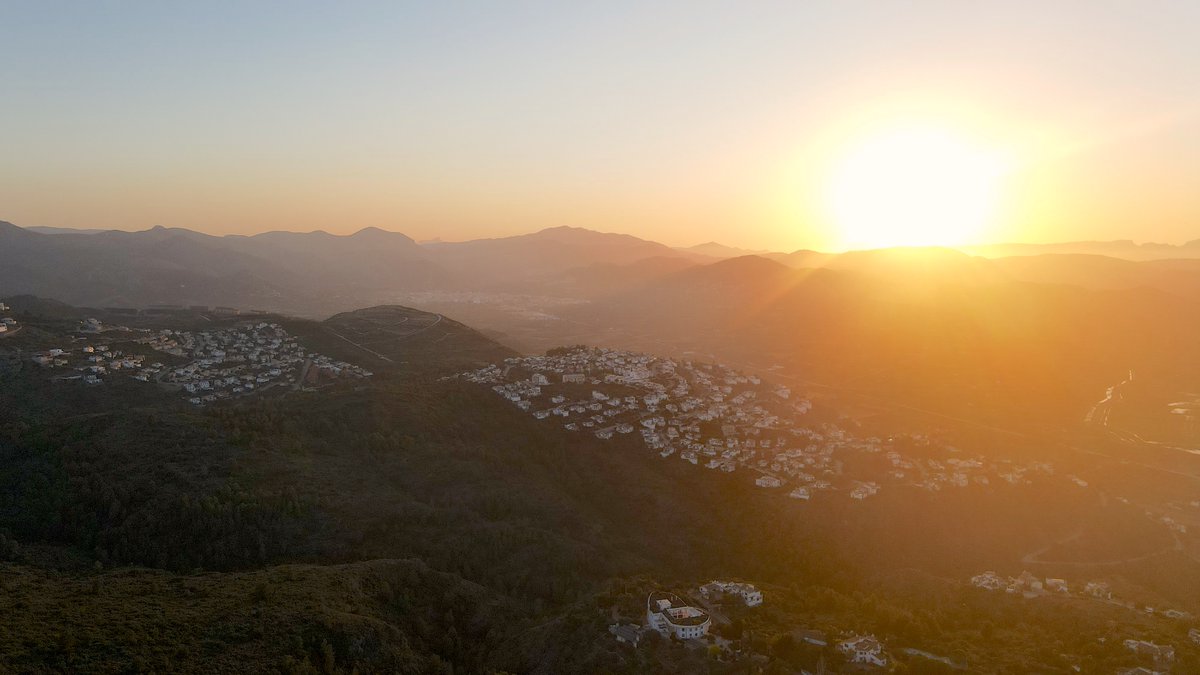 StarckEstates's tweet photo. Selling Sunset 🌅
Die schönsten Sonnenuntergänge🌄 gibt es definitiv an der Costa Blanca. 😍
Wir wünschen einen gemütlichen Samstagabend.☺️
#sunset #sunsetphotography #sunsetlovers #sellingsunset #sunset_pics #sunsets #sunsetporn #sunsetdrone #starckestates https://t.co/E9hqJvWxvO
