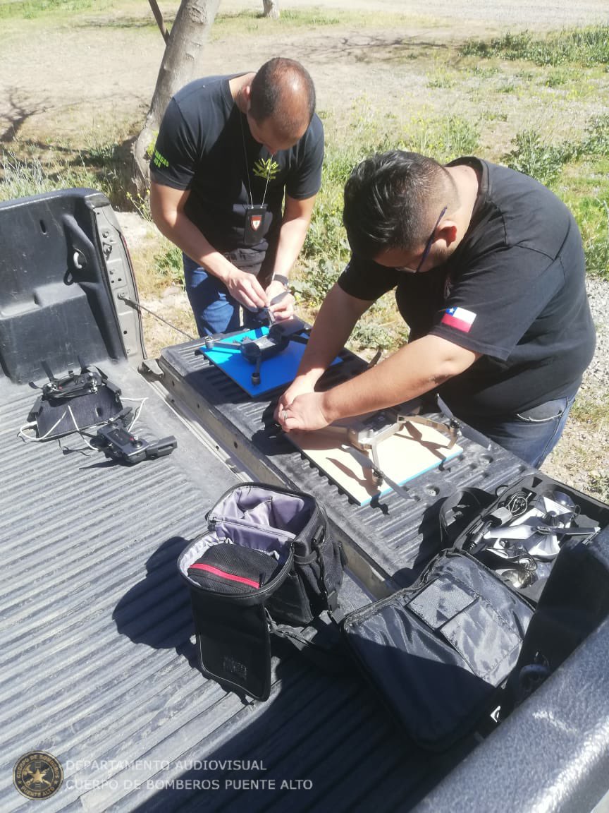 cbptealto's tweet image. El dia de hoy se realizó práctica de vuelo y revisión del material aéreo DJI Mavic Pro, del Cuerpo de bomberos de Puente Alto.
Los futuros operadores se familiarizaron con el armado y desarme del dron, controles y maniobras de vuelo seguro.