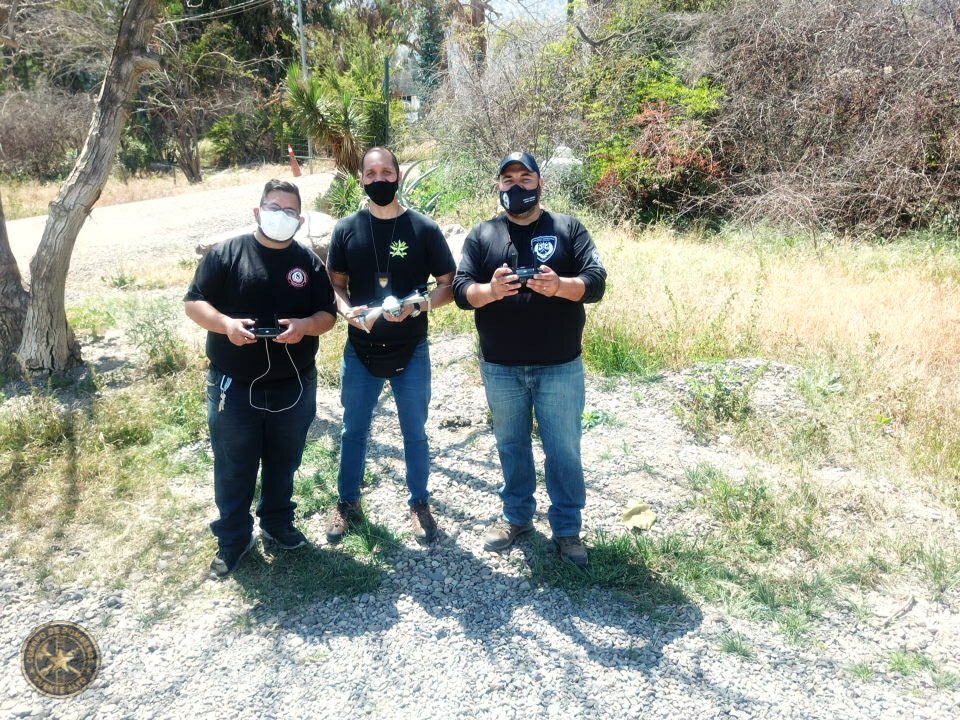 cbptealto's tweet image. El dia de hoy se realizó práctica de vuelo y revisión del material aéreo DJI Mavic Pro, del Cuerpo de bomberos de Puente Alto.
Los futuros operadores se familiarizaron con el armado y desarme del dron, controles y maniobras de vuelo seguro.