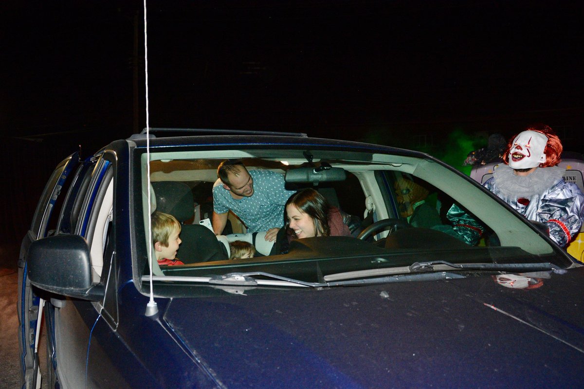 StarlightCanada's tweet photo. COVID-19 can’t beat Starlight Canada. 👻🎃 Thanks to the Smitheman Family Haunted Yard and our amazing volunteers, our first-ever Halloween Drive-Thru event took place last weekend in Montreal! https://t.co/nHm25rgS27