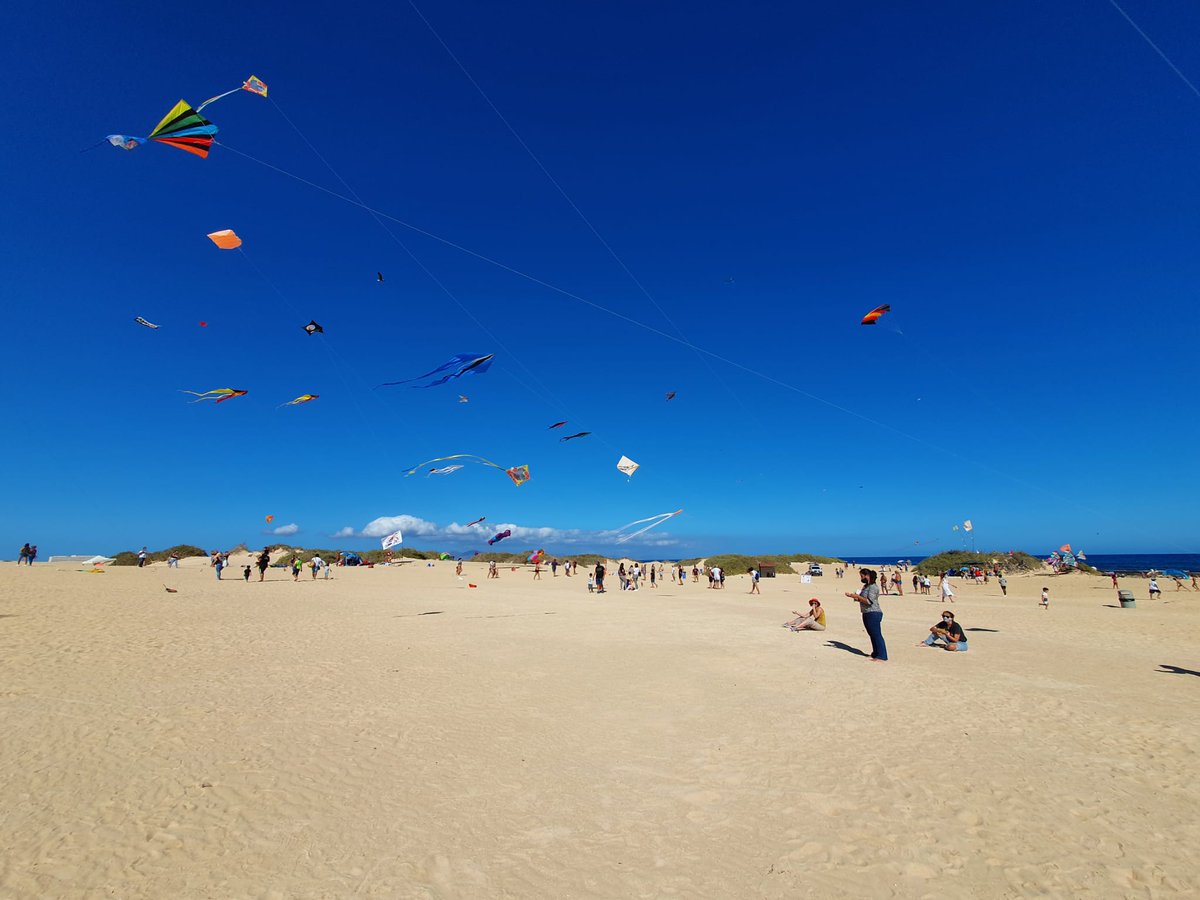 amroldanromero's tweet photo. Maravilloso día para volar cometas en las #DunasdeCorralejo #Fuerteventura, la isla de las #playasinfinitas #locaporvolver #enamorada Foto: @lroldrom #deseando #volver #Fuerteventura #IslasCanarias #Paradise #UnforgettableLove #beautifuldestinations #Wonderful @FtvCabildoInfo https://t.co/wO7OAAORwg