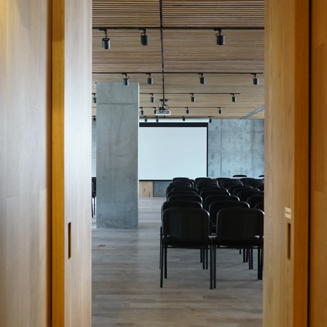 Actualmente se debe favorecer la ventilación natural, pero cuando esta no es posible, contar con un sistema de ventilación mecánica es una excelente herramienta. Contáctanos para conocer cómo automatizar tu sistema de ventilación.