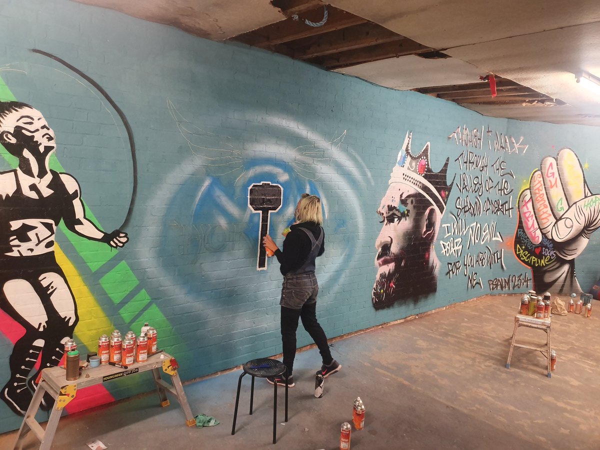 Gloveupforgood1's tweet photo. The start of our new graffiti wall at our boxing gym in hailsham 🥊🥊
This woman is so talented.
Tyson fury is all about what we do at Glove up for good,
Mental wellbeing
Addiction
Depression
There is a way out!!
#tyson_fury #mentalhealth  #boxing #boxingpinterest  @Tyson_Fury https://t.co/cEiBcMxCxt