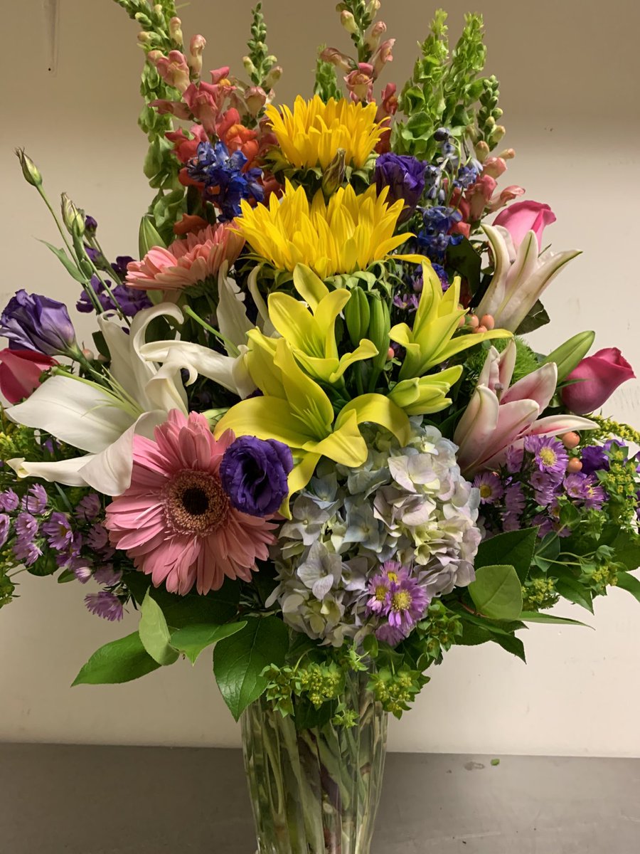 flowerkingdom's tweet photo. Some everyday flower arrangement https://t.co/Rgh3fKkozF