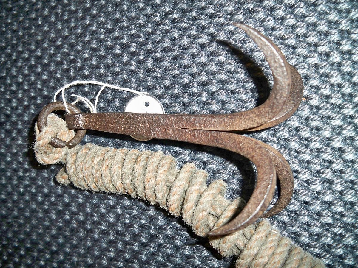 Le kanigawa est une espèce de grappin qui servait d'arme. Il s'agit d'un outil composé de un ou plusieurs crochets, généralement attaché à une corde ou autre filin. Il pouvait être lancé pour agripper une cible ou ligoter un prisonnier.