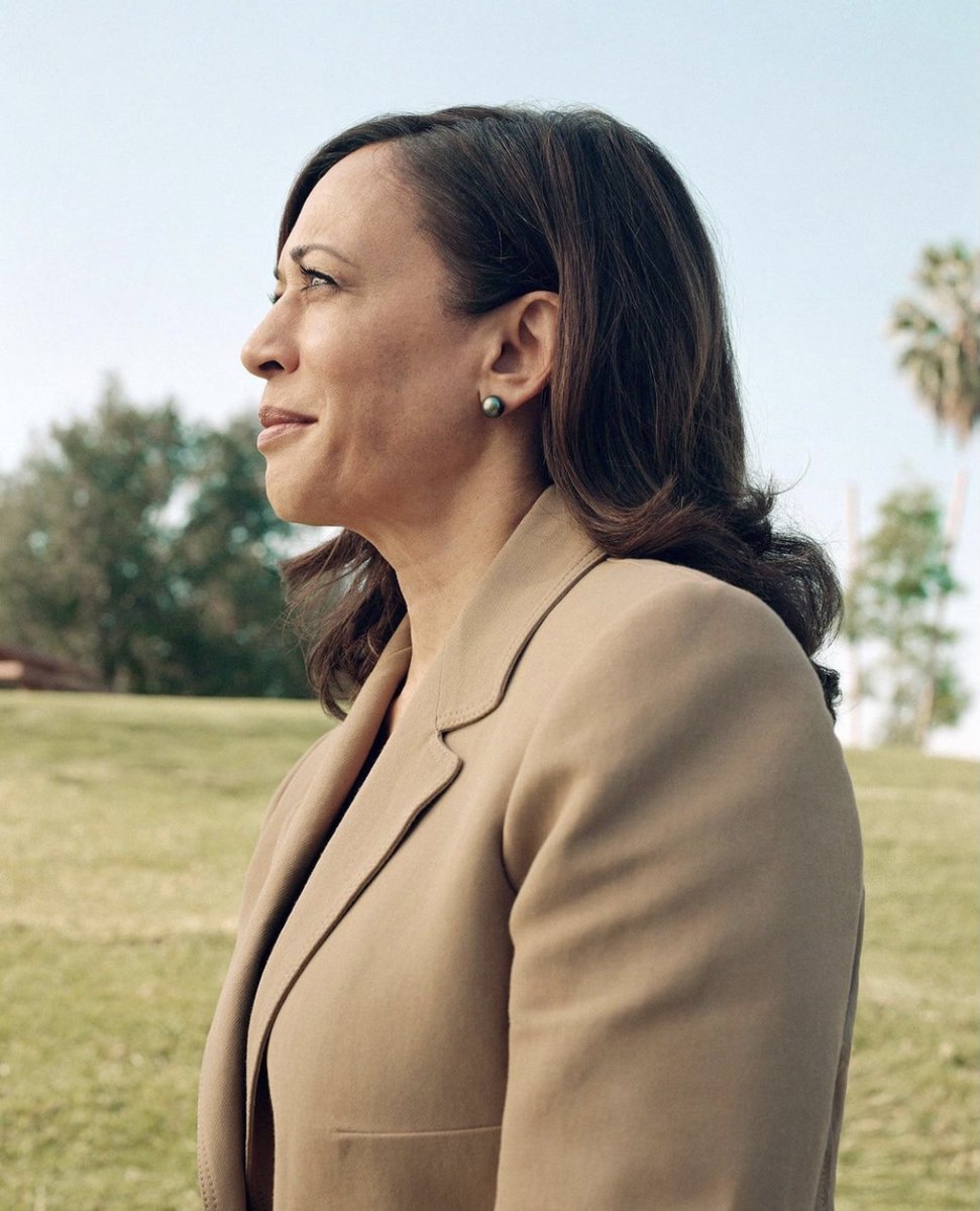 AmyPorterfield's tweet photo. "If anyone ever gets in your way &amp; tells you to not follow your dreams - be it because of your age, gender, what you look like or where you come from - don’t listen. Do not be burdened by what has been when you can create what should be." - Madam VP, @kamalaharris 🇺🇸 https://t.co/KxeVMImRhK