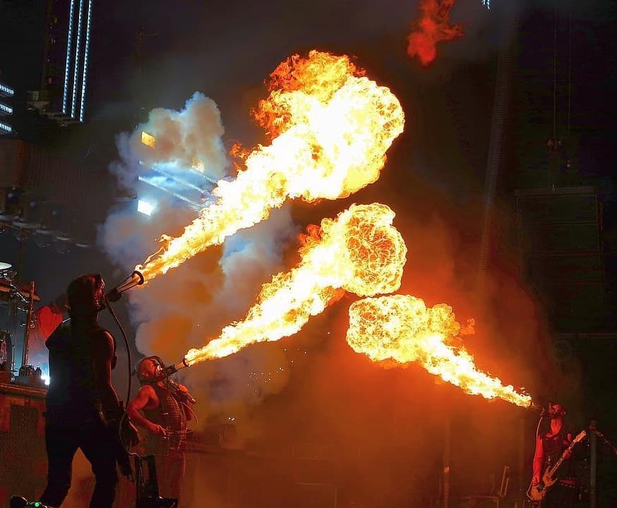 Rammstein_Fr's tweet photo. Feuer frei! π₯π₯π₯
#rammstein #tilllindemann #richardkruspe #rzk #paullanders #feuer #frei #freuerfrei #fire #firemask #live #scene #concert #show #german #germany #deutschland #band #group #rock #hardrock #metal #music https://t.co/cI3FAycGr4 https://t.co/elDOYyTUw0