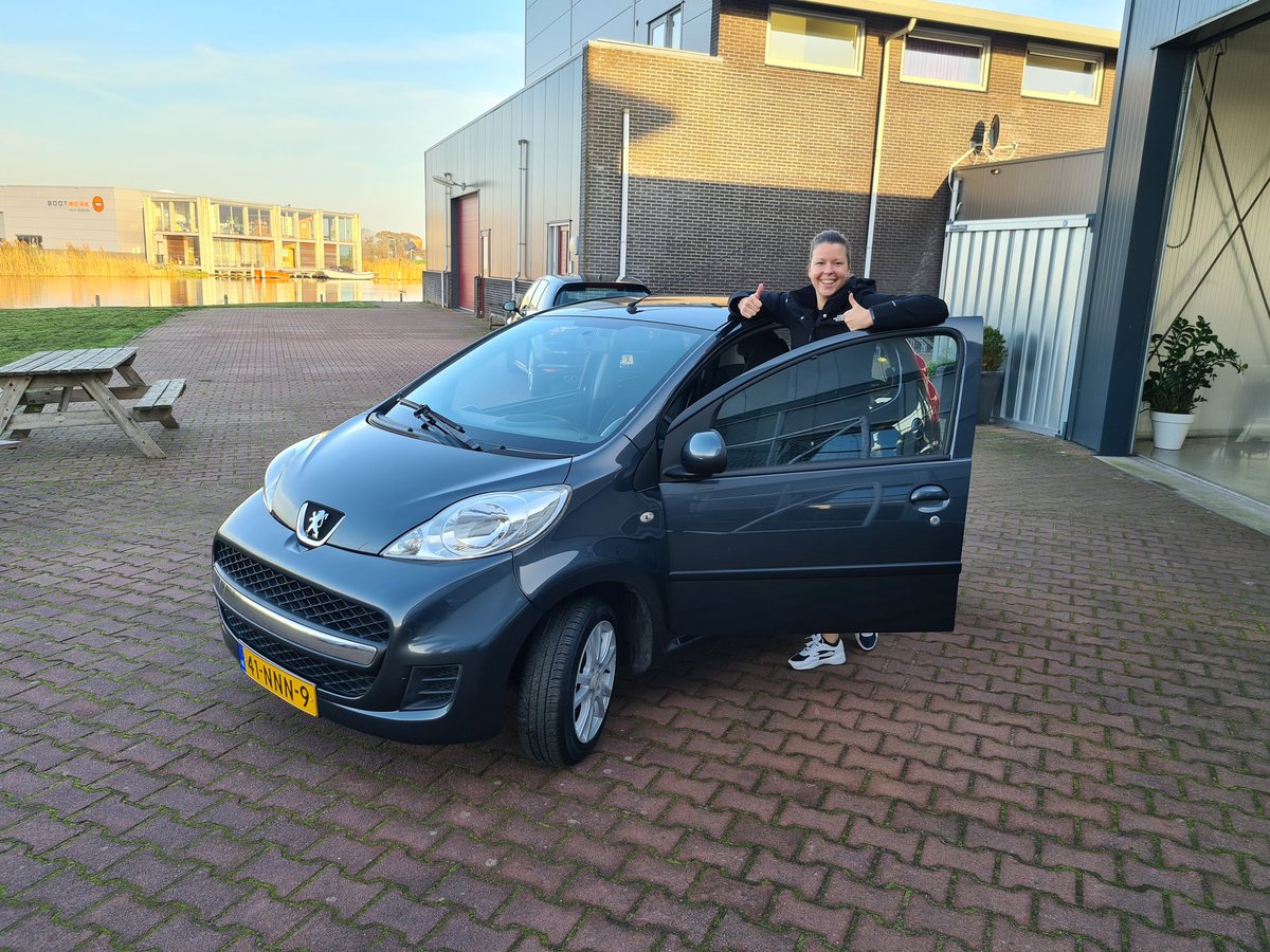Vanmiddag deze Peugeot 107 af mogen leveren. Een jonge en ambitieuze Elaine Tolman van Fysiotherapie Tolman moet haar kilometers maken en dus was de oude aan vervanging toe. Ze werkt o.a bij #scHeerenveenVrouwen om de daar aanwezige toppers in een goede conditie te houden.