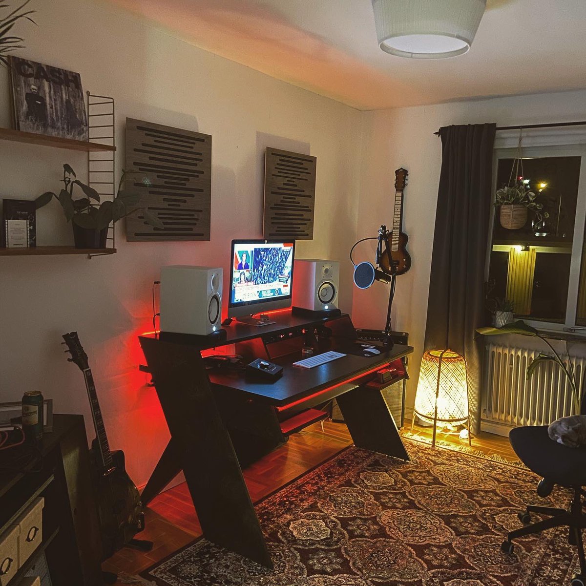 MrChristian_L's tweet photo. There we go. The home studio is finally up and running. Time to record! ๐ช๐ป
#output #outputplatform #outputplatformdesk #vicoustic #adamhall #homestudio #studio #yamaha #studiologic https://t.co/9cSneKyrUo