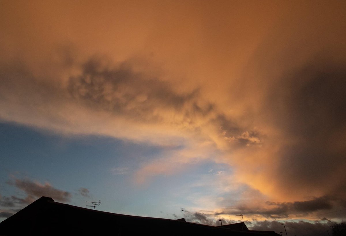 RMillerDerby's tweet photo. Dramatic storm clouds over Derby. 
@ThePhotoHour @StormHour #nimbus #mammatus @CanonUKandIE #Derbyshire https://t.co/ThoQvK4YbQ