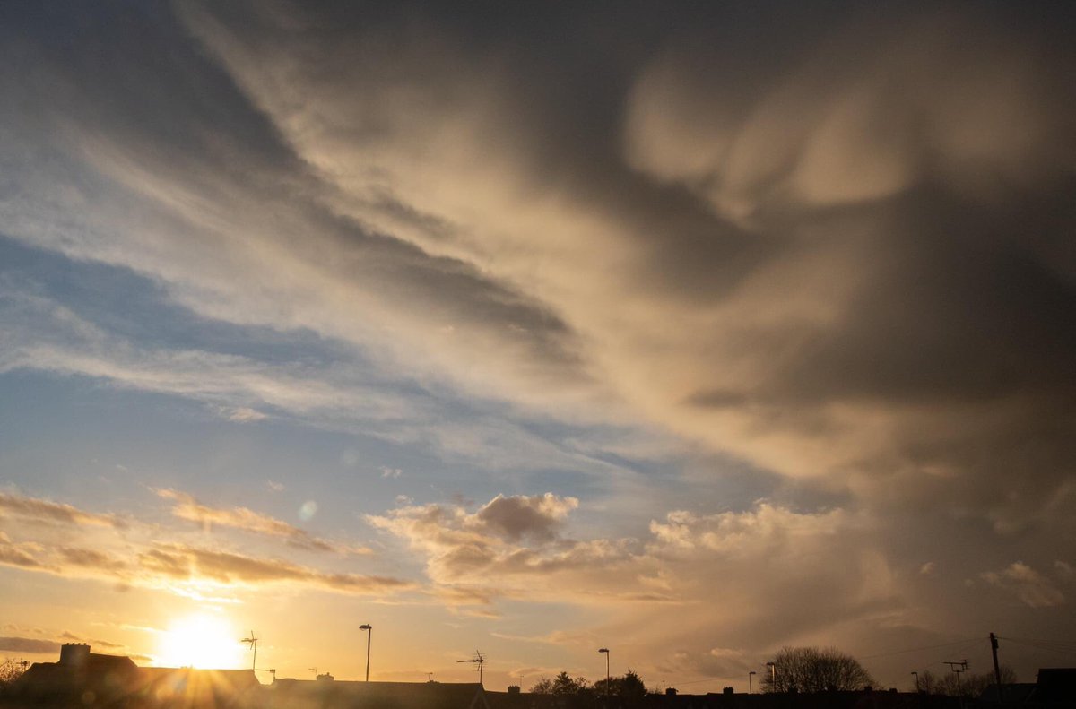 RMillerDerby's tweet photo. Dramatic storm clouds over Derby. 
@ThePhotoHour @StormHour #nimbus #mammatus @CanonUKandIE #Derbyshire https://t.co/ThoQvK4YbQ