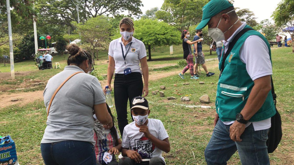 SaludCali's tweet photo. #AEstaHora en Camina San Antonio, presencia de los #GuardinesDeVida:
😷 Entrega de tapabocas e invitando a recorrer las calles de de manera segura😷. @MiyerTorresA @JorgeIvanOspina @AlcaldiaDeCali 
#CaliUnidaPorLaVida 💙❤️💚 https://t.co/g2l6iNzX0j