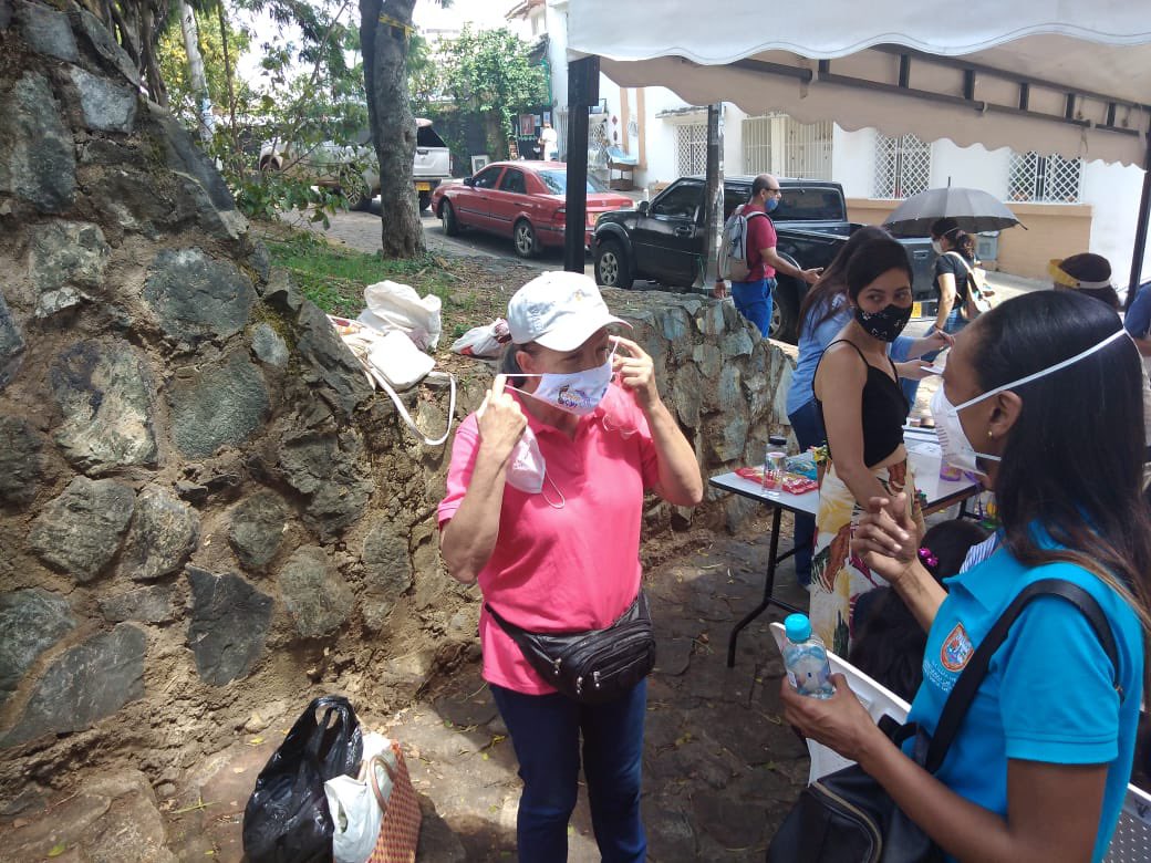 SaludCali's tweet photo. #AEstaHora en Camina San Antonio, presencia de los #GuardinesDeVida:
😷 Entrega de tapabocas e invitando a recorrer las calles de de manera segura😷. @MiyerTorresA @JorgeIvanOspina @AlcaldiaDeCali 
#CaliUnidaPorLaVida 💙❤️💚 https://t.co/g2l6iNzX0j