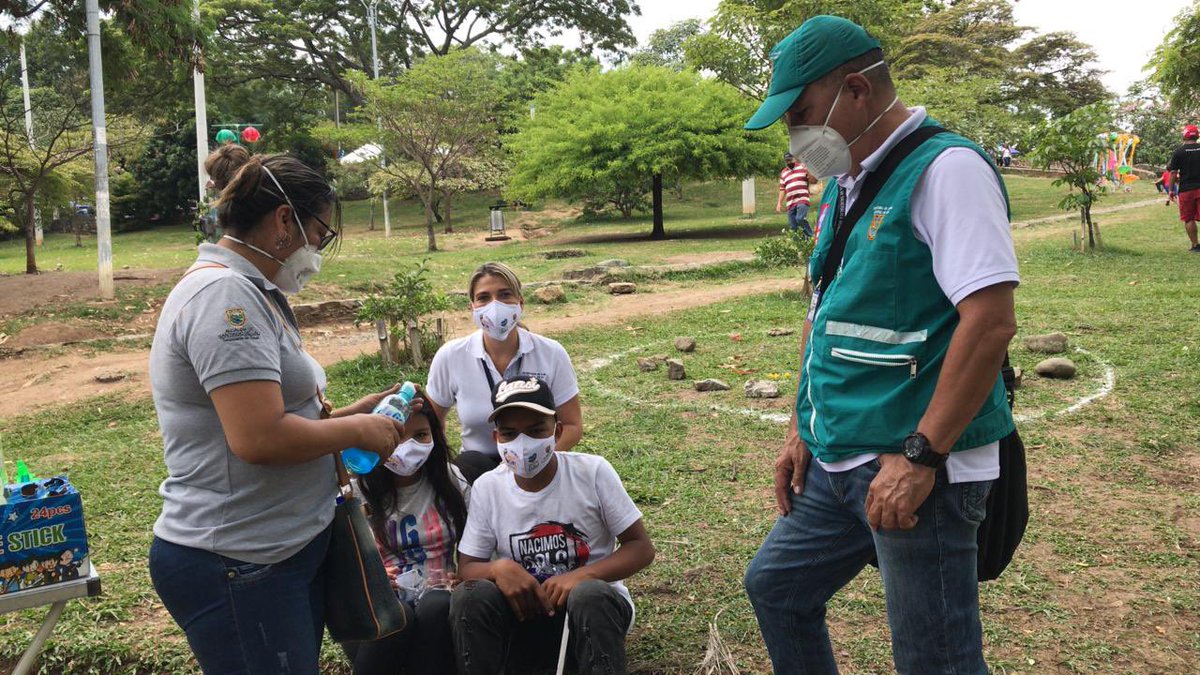 SaludCali's tweet photo. #AEstaHora en Camina San Antonio, presencia de los #GuardinesDeVida:
😷 Entrega de tapabocas e invitando a recorrer las calles de de manera segura😷. @MiyerTorresA @JorgeIvanOspina @AlcaldiaDeCali 
#CaliUnidaPorLaVida 💙❤️💚 https://t.co/g2l6iNzX0j