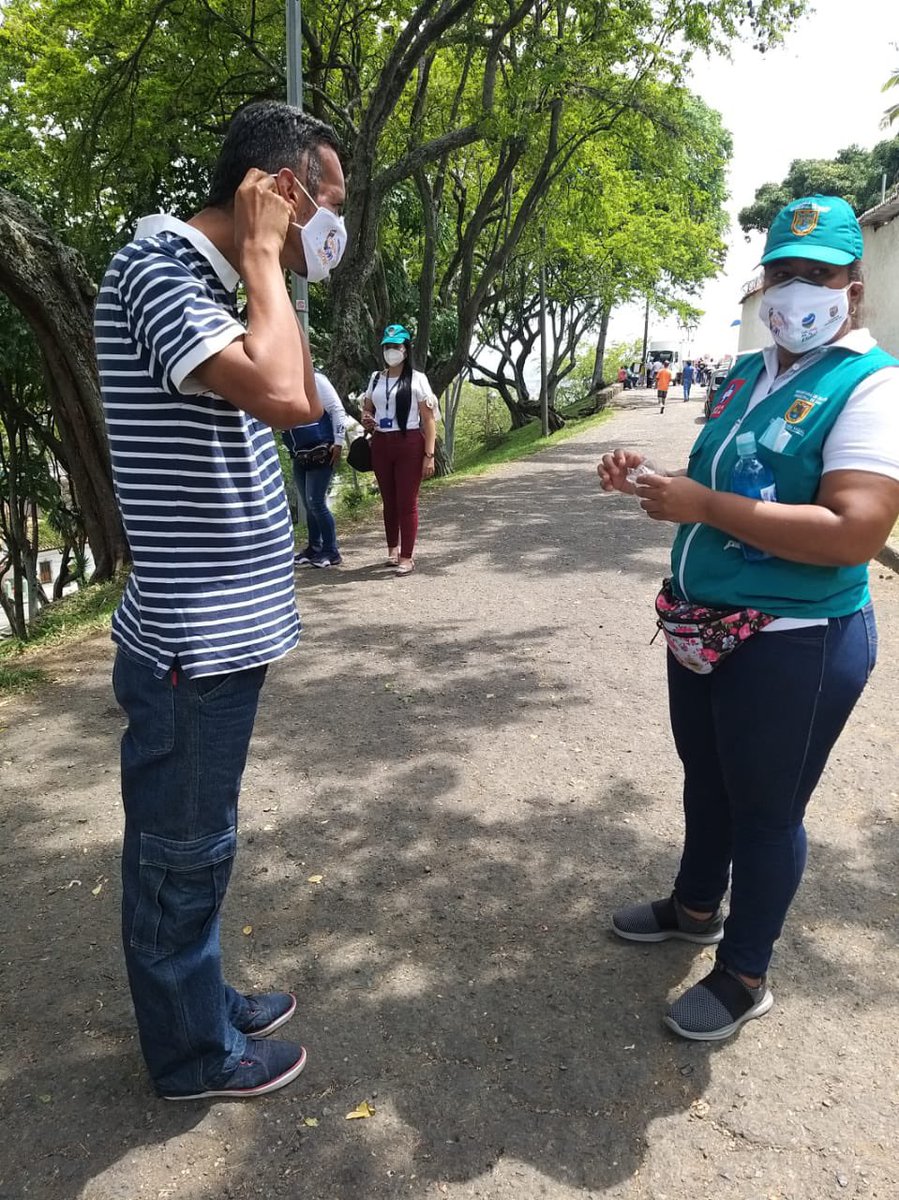 SaludCali's tweet photo. #AEstaHora en Camina San Antonio, presencia de los #GuardinesDeVida:
😷 Entrega de tapabocas e invitando a recorrer las calles de de manera segura😷. @MiyerTorresA @JorgeIvanOspina @AlcaldiaDeCali 
#CaliUnidaPorLaVida 💙❤️💚 https://t.co/g2l6iNzX0j