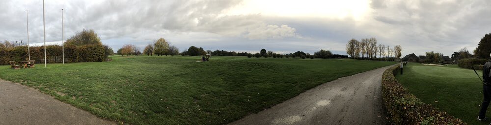 yohei_desu's tweet photo. #ドイツ
#ゴルフ
#ドイツでゴルフ
#ラフ深
初めてのドイツゴルフ⛳️
ドイツは基本歩きのようです。(日本はカートが当たり前だったけど💦)
またクラブ降ろすのも、担ぐのも、手引きカートに乗せるのも全部自分。
ティーショット方向はまぁまぁでOBではないと思い落下地点に行くと、ラフが深く紛失、、 https://t.co/viQRj9yxAw