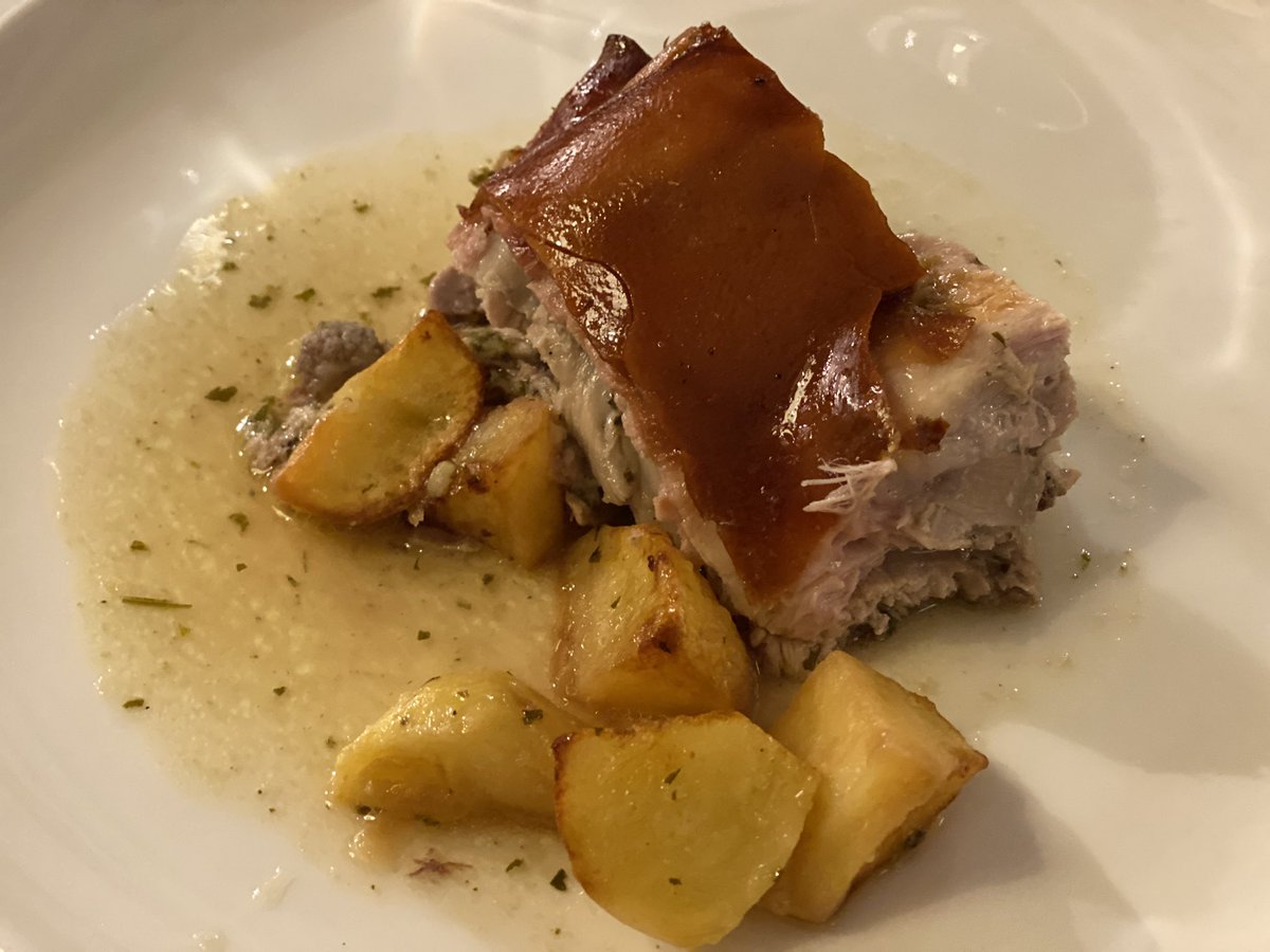 majogarciadoce's tweet photo. 🍴 Que sería de la cocina mallorquina sin esa #porcelletarostida...
Ah! ¿Os acordáis de esa maravilla dulce de #FornDeBaix? Sí, sí... el cardenal, pues #TomeuLassio se lo ha marcado hoy con helado de queso 🤪 DE - LI - CI - O - SO
📲 #Lloseta #mallorcainspires #somdemallorca https://t.co/EbfFVCimJM