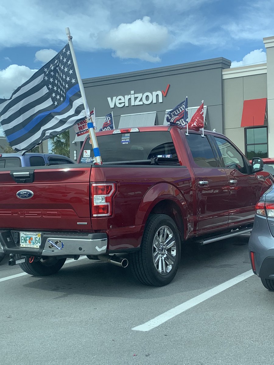 mmekus18's tweet image. How embarrassing to rep losers so heavily. Y’all lost lmaoo take your goddamn flags down #FlagShaming