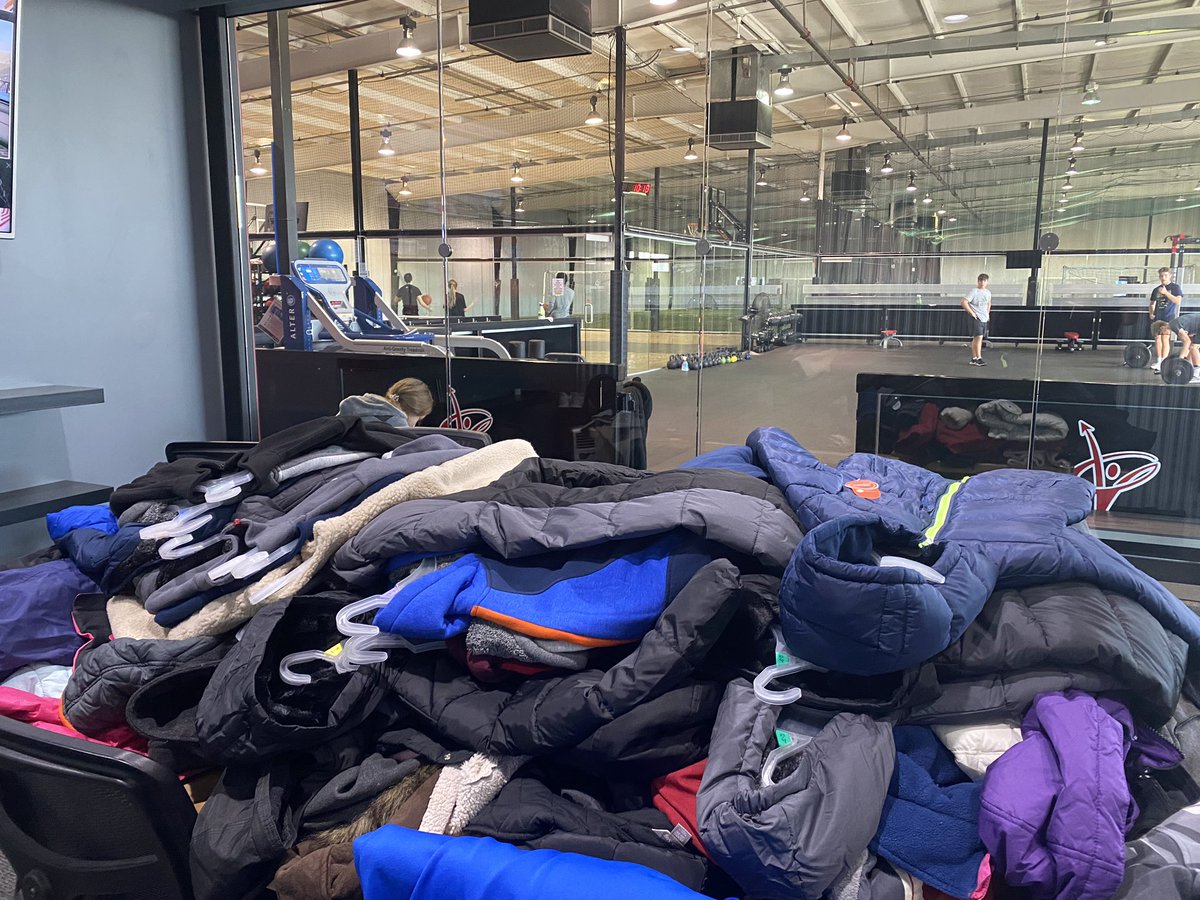 CoachBarnes1's tweet image. Over 100 coats donated and counting! So appreciative of all those who donated and continue to support the movement. On behalf of myself and the entire @gvbacademy staff ... THANK YOU!! 🙏🏼

#GivingBackTogether