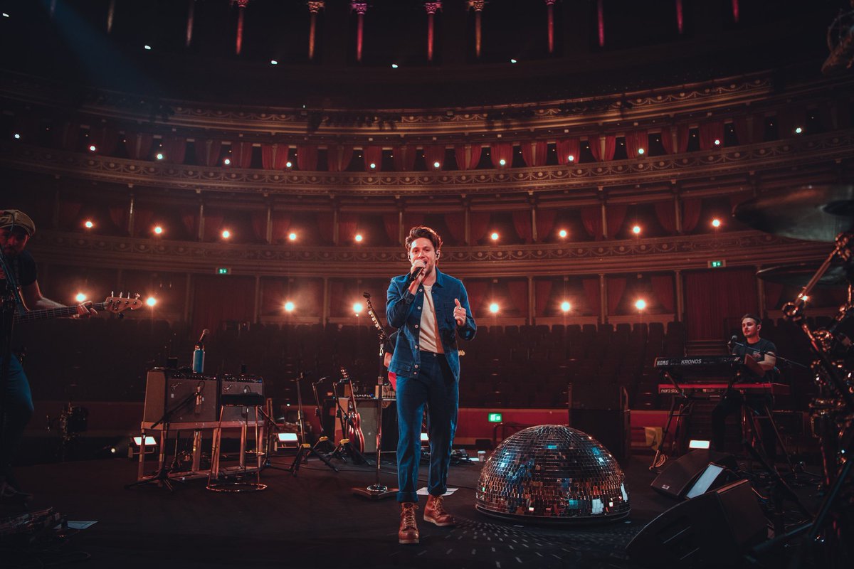Questions to answer after watching Niall Horan’s RAH Livestream; a thread 