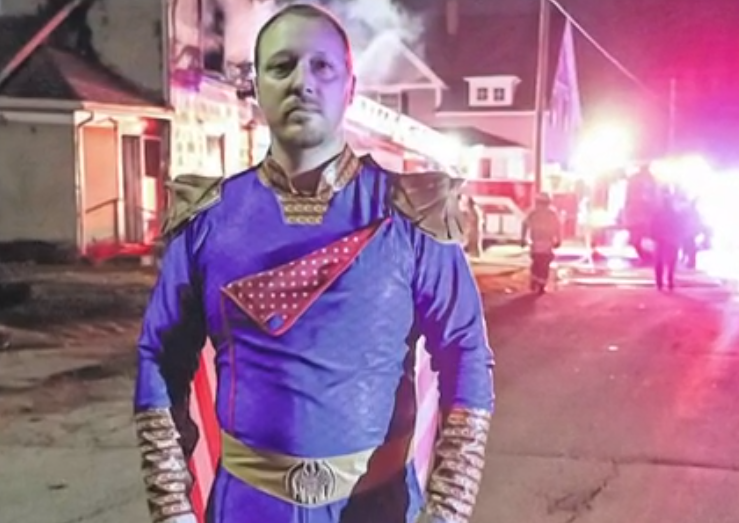 omelete's tweet photo. Indivíduo vestido de Homelander de The Boys salva pessoa de incêndio em Ohio https://t.co/Fq9cKEQs2a [📸WTHR/Reprodução] https://t.co/j6G80DdDBQ