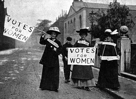 لكن لبست الأخضر و الي كان أحد ألوان الإنتفاضة النسوية Suffragette في القرن العشرين ببريطانيا ، وكان رمز اللون الأخضر عندهم هو رمز الأمل بمستقبل أفضل للنساء ، و لبست كمان مجوهرات بحجر الزمرد والي يرمز للتمكين الأنثوي