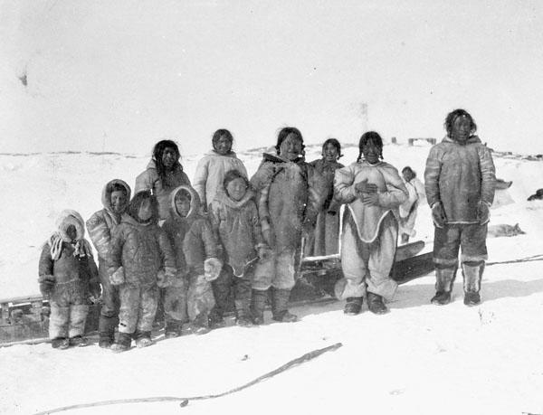 La paraula 'Esquimal', 'Eskimo', significa 'Els que mengen carn crua' i és pejoratiu per ells. Millor anomenar-los 'Inuit', ᐃᓄᐃᑦ, 'La gent'. 
#InternationalInuitDay