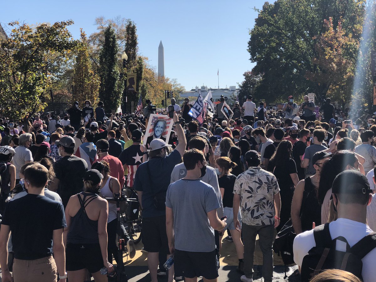 ArthurLandwehr's tweet photo. In Washington sind Tausende einfach losgelaufen. Auf die 16th Street vor das Weiße Haus, dort wird gefeiert. #BidenHarris2020 https://t.co/cpYcXpfw0H