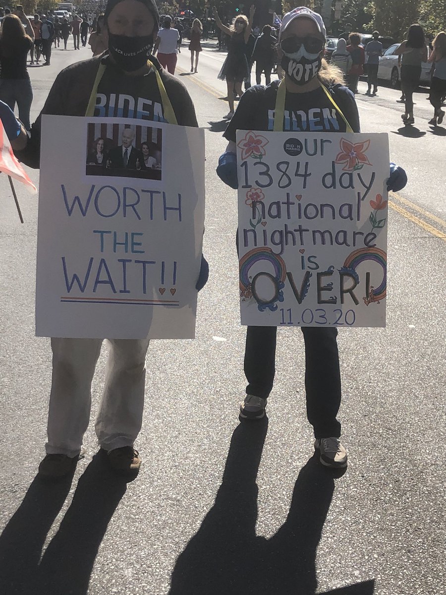 ArthurLandwehr's tweet photo. In Washington sind Tausende einfach losgelaufen. Auf die 16th Street vor das Weiße Haus, dort wird gefeiert. #BidenHarris2020 https://t.co/cpYcXpfw0H