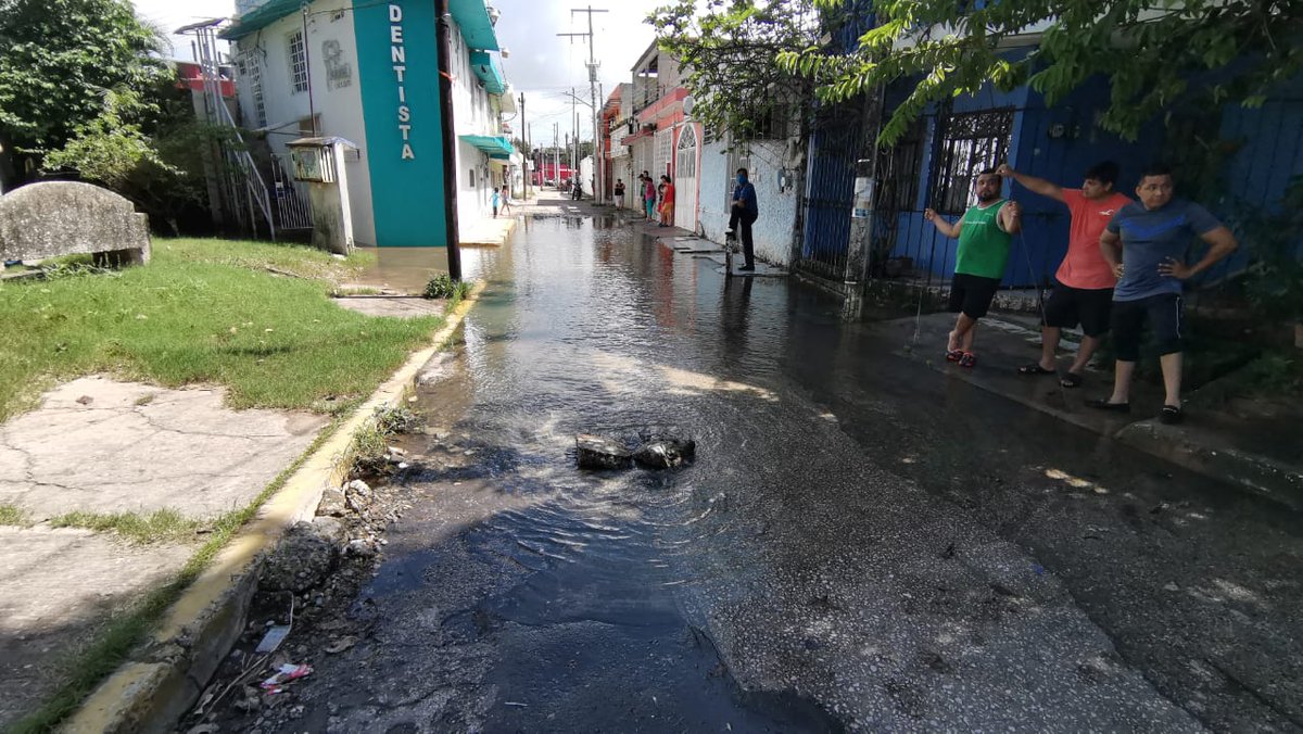 XEVATabasco's tweet photo. #Villahermosa | Habitantes de la calle Uspi de las colonia Espejo 1, reportan que el agua del Río Carrizal les está llegando por los drenajes. #Tabasco #Inundaciones2020 https://t.co/XpaeVMTVLP