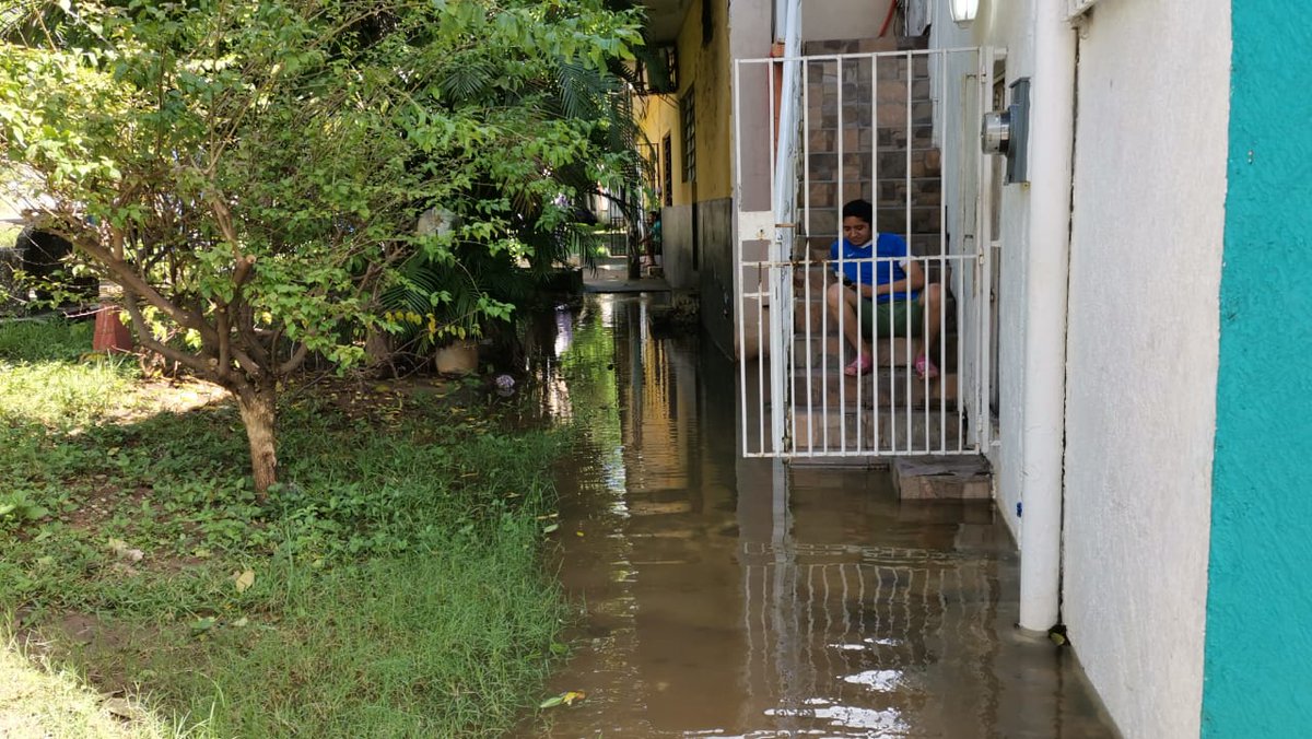 XEVATabasco's tweet photo. #Villahermosa | Habitantes de la calle Uspi de las colonia Espejo 1, reportan que el agua del Río Carrizal les está llegando por los drenajes. #Tabasco #Inundaciones2020 https://t.co/XpaeVMTVLP