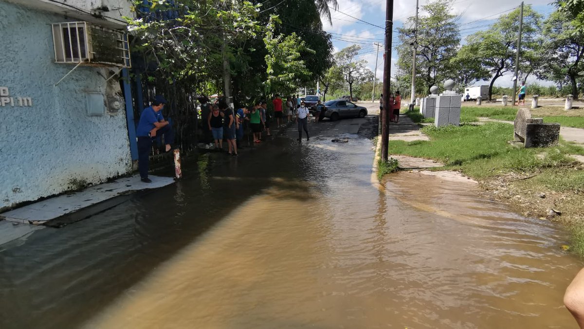 XEVATabasco's tweet photo. #Villahermosa | Habitantes de la calle Uspi de las colonia Espejo 1, reportan que el agua del Río Carrizal les está llegando por los drenajes. #Tabasco #Inundaciones2020 https://t.co/XpaeVMTVLP