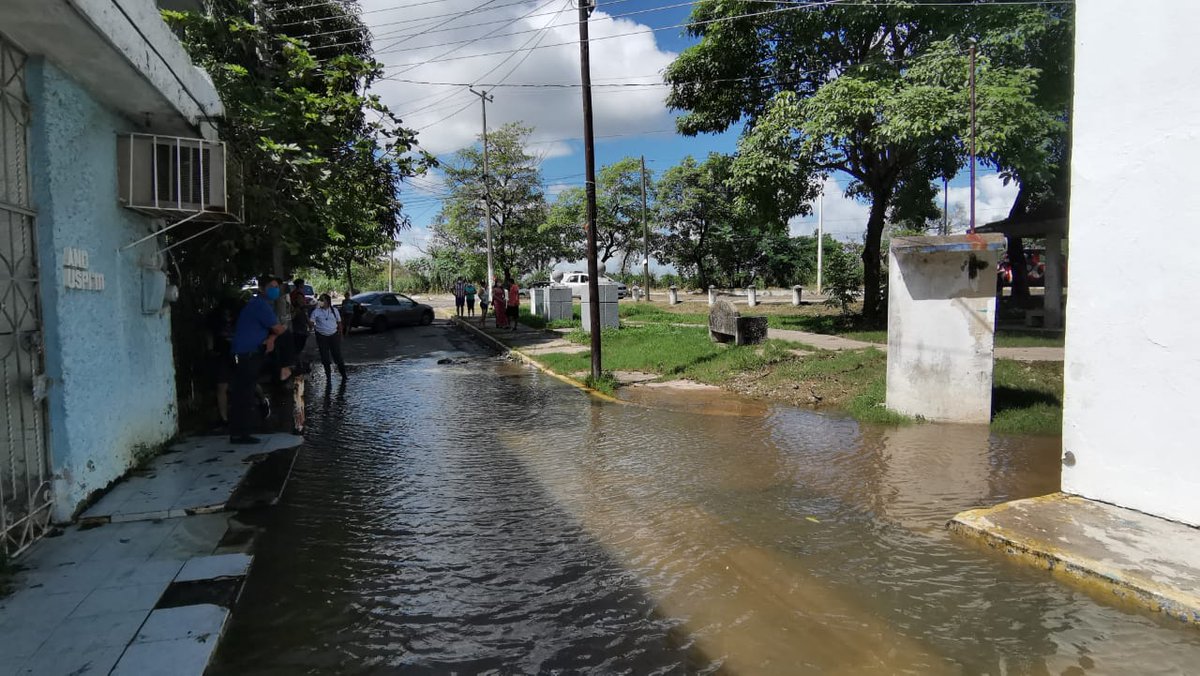 XEVATabasco's tweet photo. #Villahermosa | Habitantes de la calle Uspi de las colonia Espejo 1, reportan que el agua del Río Carrizal les está llegando por los drenajes. #Tabasco #Inundaciones2020 https://t.co/XpaeVMTVLP