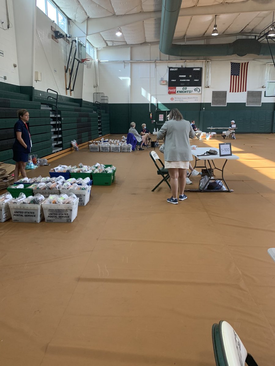 TheRSMClassic's tweet photo. First Day of Uniform Distribution ✅
Our Volunteer HQ committee worked so hard today to help distribute uniforms and keep everything wiped down and sanitized! A BIG thank you to our volunteer sponsors 🤩 #VolAppreciation https://t.co/7AyX3OKAgb