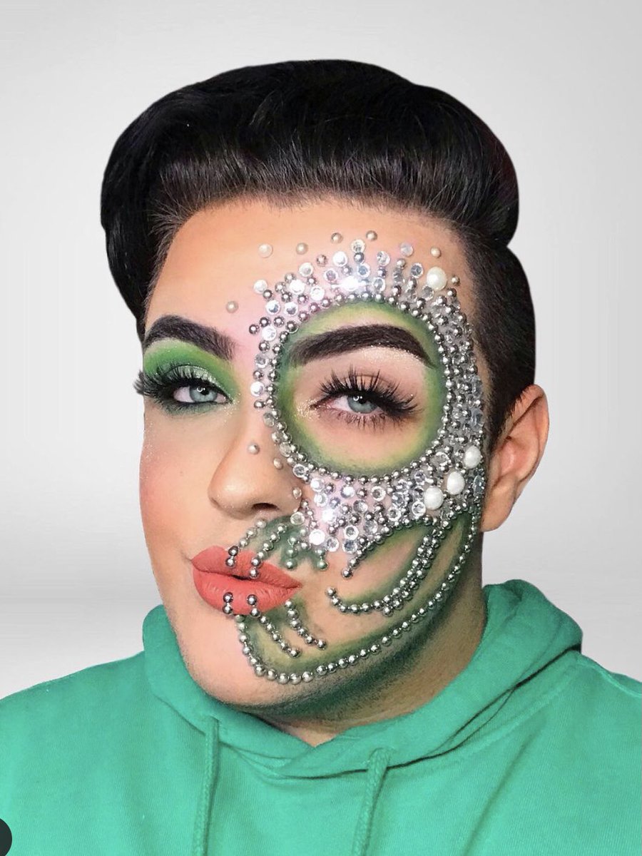 BornDiva3's tweet photo. @JeffreeStar OMG!! I’ve been waiting for your Green palettes since blood sugar!! 🥺 Idk if you’re still looking for NEW Mua’s for you pr, but here’s my shot. Looks from my I.G @borndiva.ca (11,7k) 💚 https://t.co/3zBEWzbZT1