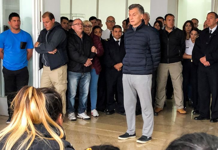 Gregoriodalbon's tweet photo. Lo del Ara San Juan es un escándalo. 

No dejen salir a Macri del país. 

Ya tendrían que detenerlo. https://t.co/ZvD8pE1uhN