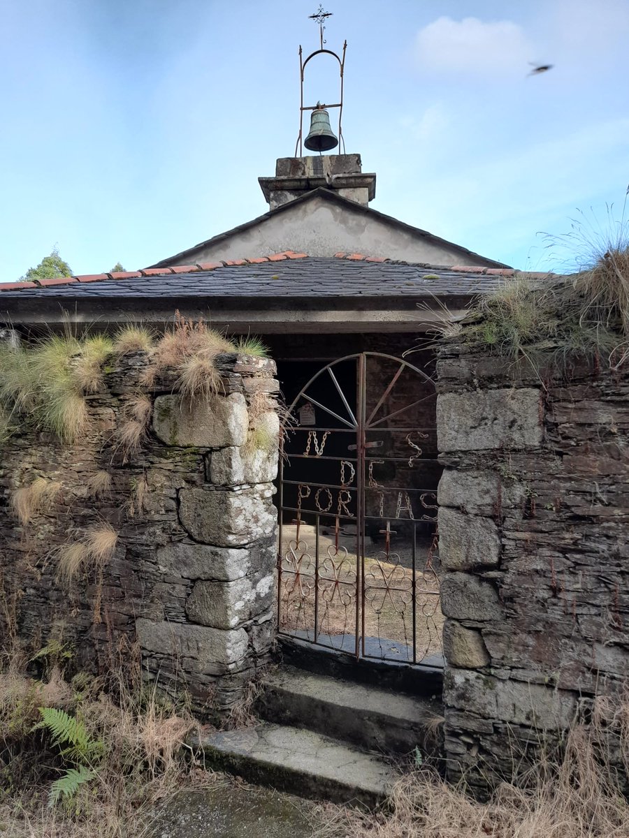 OrtigueiraTuris's tweet photo. En #Devesos, perto do antigo #camiñodearrieiros que unía AsPontes con Bares, atópase o #Santuario de Portas. Ademais da beleza da contorna, destaca pola #simboloxía, #lendas e #tradicións que o rodean. Ata pandemia celebrábanse dúas #romarías, o 25 de marzo e o 29 de setembro. https://t.co/VIolZ7MNsZ