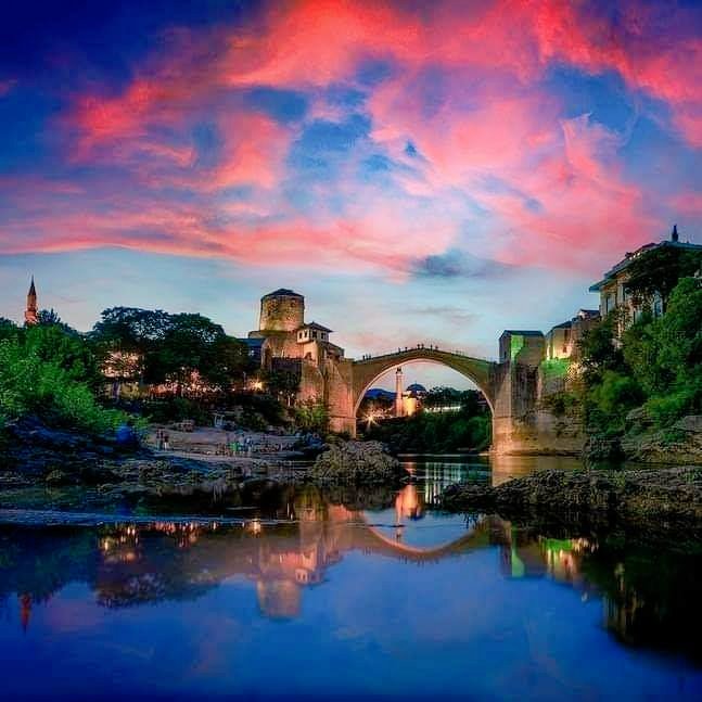 SiyahaBosnia's tweet photo. ▫️#مدينة #موستار Mostar: هي عاصمة #الهرسك و تسمى أيضا بمدينة #الجسر ويشتهر فيها الجسر القديم الذي هدمه دبابه من القوات الكرواتيه أثناء النزاع في سنة 1993 وتم ترميمه سنة 2003م وموستار تعتبر مدينه مهمه وتُعد العاصمه الثقافيه لمنطقة الهرسك وتقع على #نهر نيرتيفا #البوسنة #البوسنه #لك https://t.co/8nF6IfJSU0