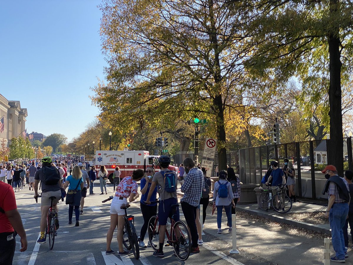 DanielKredensor's tweet photo. @CNN @ABC @CBSNews @NBCNews @FoxNews there was an ambulance that just went into the White House on 15th street entrance. Not sure if it significant. https://t.co/Idtj4LrSEh