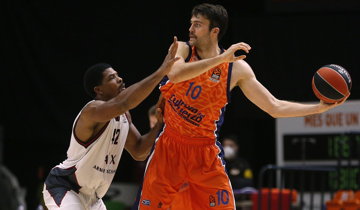 valenciabasket's tweet photo. 🏥 Se queda en semi-susto. ¡Vamos @miketobey10! 💪

Cas 👉 Mike Tobey sufre en esguince leve en la rodilla izquierda
https://t.co/9hUgZ72Oh9

Val 👉 Esquinç lleu en el genoll esquerre
https://t.co/xaenNMCETO

Eng 👉 Left knee mild sprain
https://t.co/nPjP68BhHG

#EActíVate https://t.co/xXk1jLpUZG