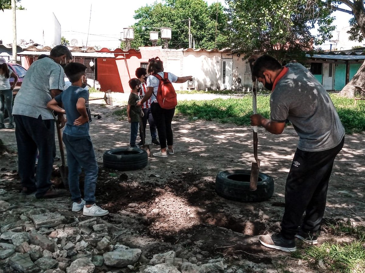 ArielArchanco's tweet photo. Ante el abandono del municipio, junto a la Fundación Acción Solidaria y #FuDeSo estuvimos en #LosHornos refaccionando la plaza de 146 y 55, poniendo en valor sus espacios verdes y creando un lugar de recreación habitable 🌳
⠀
Gracias @EmmanuelPoloLP  y @marcelapastore https://t.co/zF9dxTAMiD
