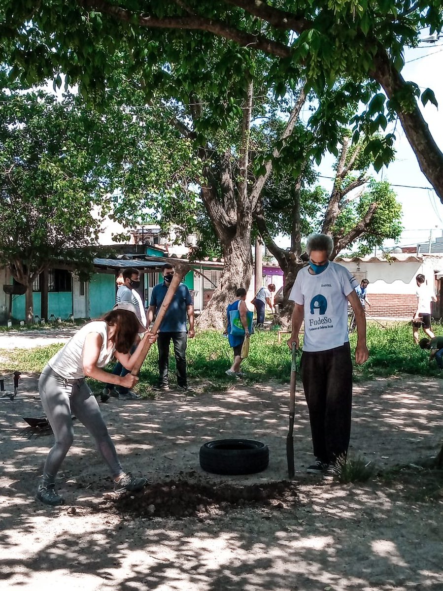 ArielArchanco's tweet photo. Ante el abandono del municipio, junto a la Fundación Acción Solidaria y #FuDeSo estuvimos en #LosHornos refaccionando la plaza de 146 y 55, poniendo en valor sus espacios verdes y creando un lugar de recreación habitable 🌳
⠀
Gracias @EmmanuelPoloLP  y @marcelapastore https://t.co/zF9dxTAMiD