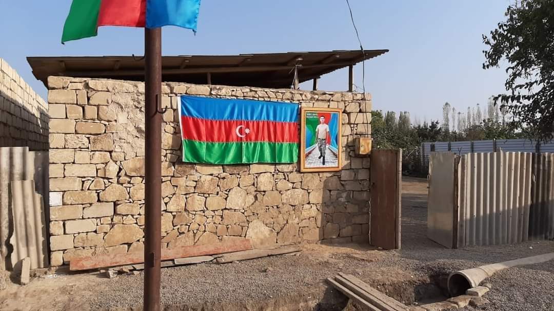 Bu səhid ailəsinə kim maddi mənəvi kömək etmək isdəsə mənə yazsın adresi verim.Bizim ücün cannlarından kecən igidlər üçün 3 5 manatdan kecməyə dəyməz??? RT edin hec olmasa bəlkə kimsə yardim etmək isdədi