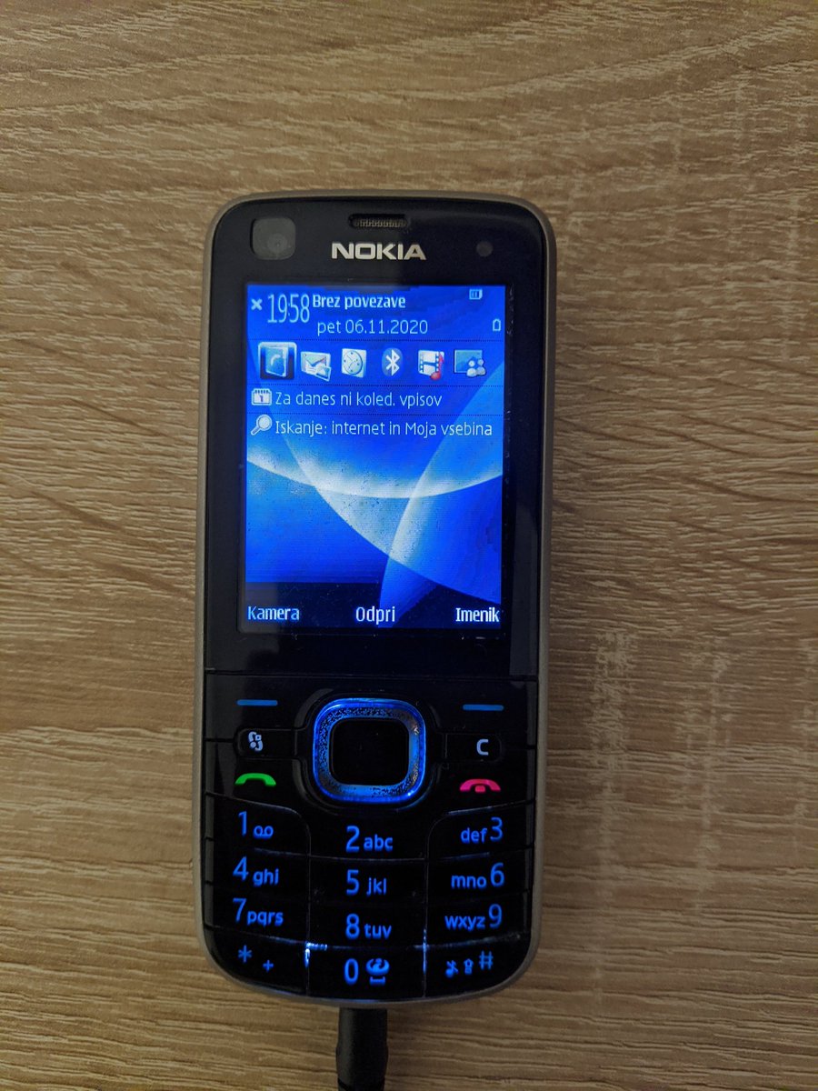 BlazPotocnik97's tweet photo. @theMrMobile Your N95 video reminded me of this, Nokia 6220 Classic from 2008. Same(?) 5MP camera with Xenon(!) flash. It came even came with same accessories as N95. But this was midranger. https://t.co/Xalw9KzA0D