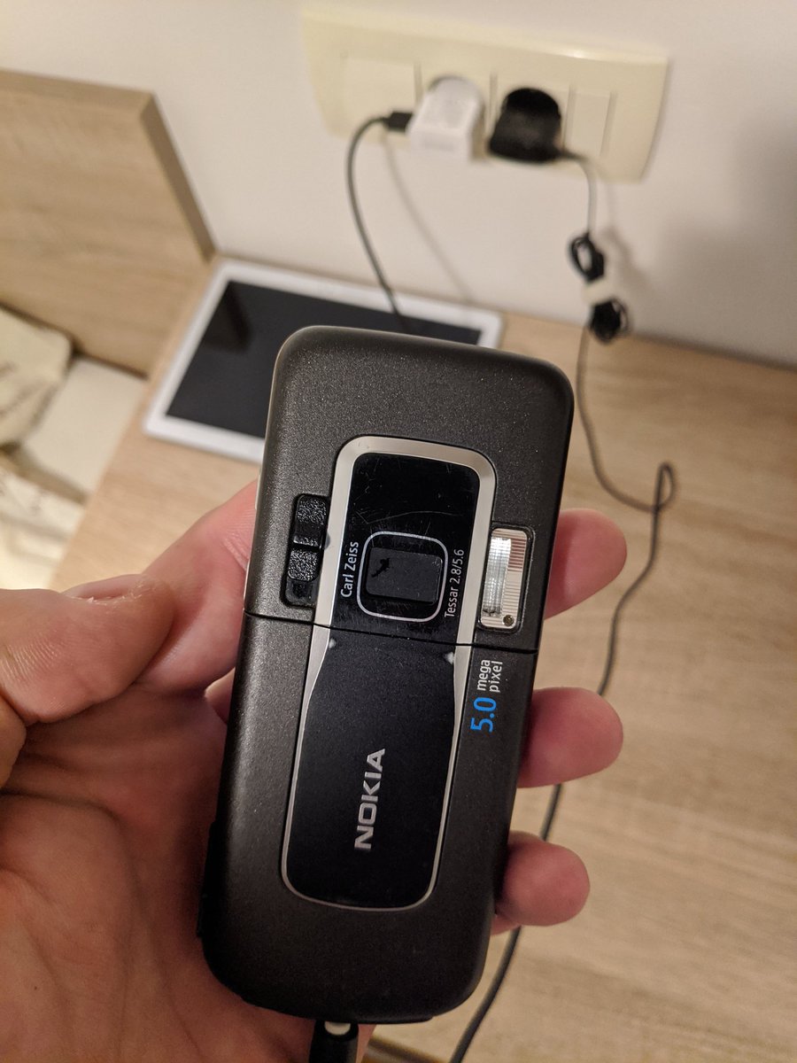 BlazPotocnik97's tweet photo. Even though it was a candy bar design it was kinda cool because you launched camera by opening lens cover 😄 https://t.co/vMD1HFsPVz