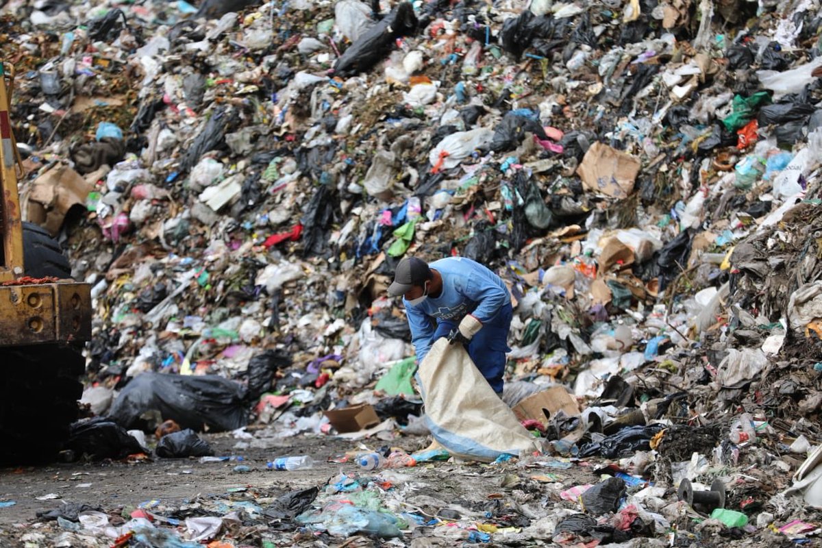 RolandoCastroSv's tweet photo. De esta manera tiene la planta Aragon Muyshondt, esta basura cae en la quebrada el garrobo corriendo peligro tapar las bóvedas y se genere una catástrofe en las colonias aledañas, tanto la @FGR_SV cómo el Juzgado Ambiental guardan silencio y complicidad ante enorme foco (hilo)👇 https://t.co/CQ5E9OqBge