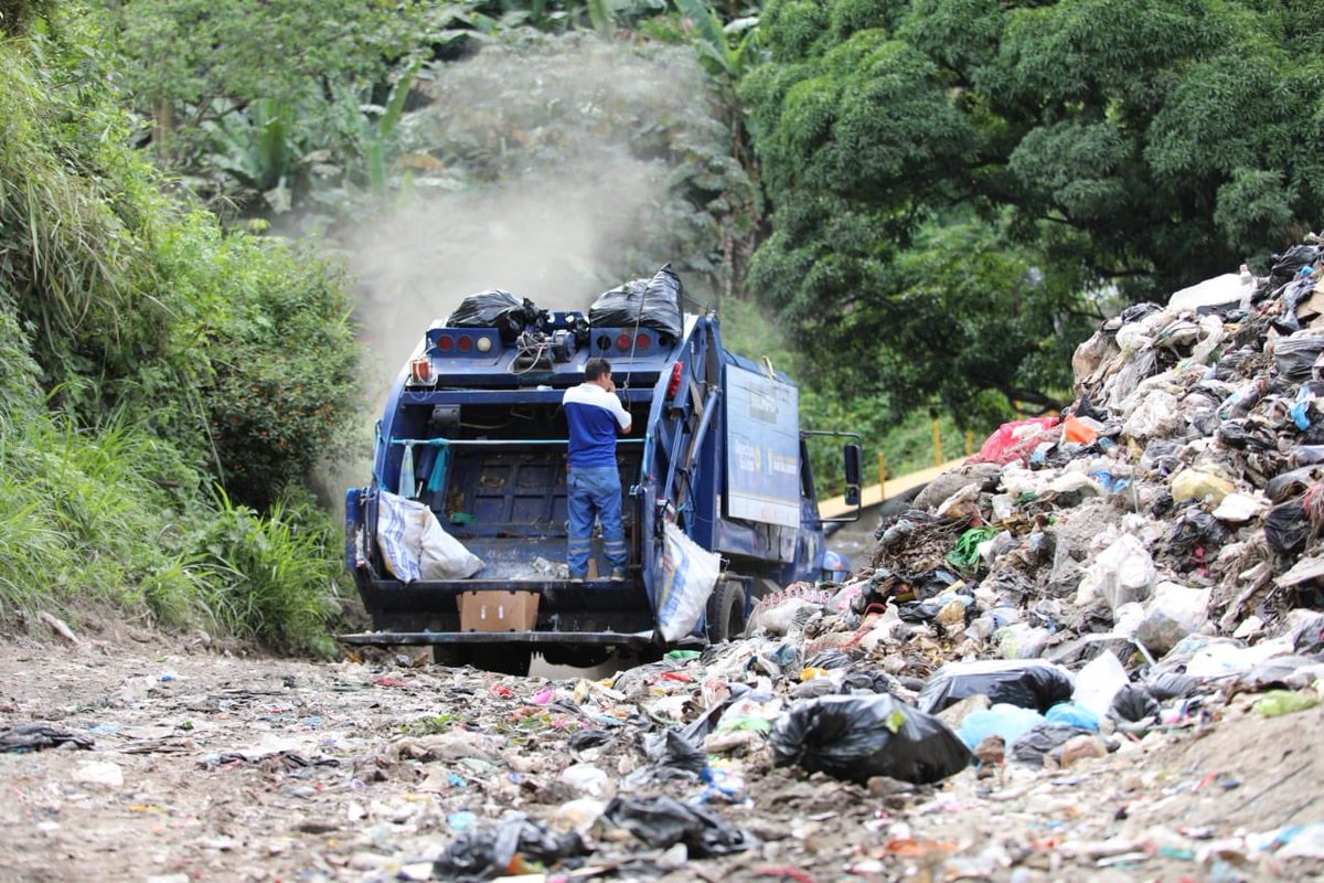 RolandoCastroSv's tweet photo. De esta manera tiene la planta Aragon Muyshondt, esta basura cae en la quebrada el garrobo corriendo peligro tapar las bóvedas y se genere una catástrofe en las colonias aledañas, tanto la @FGR_SV cómo el Juzgado Ambiental guardan silencio y complicidad ante enorme foco (hilo)👇 https://t.co/CQ5E9OqBge