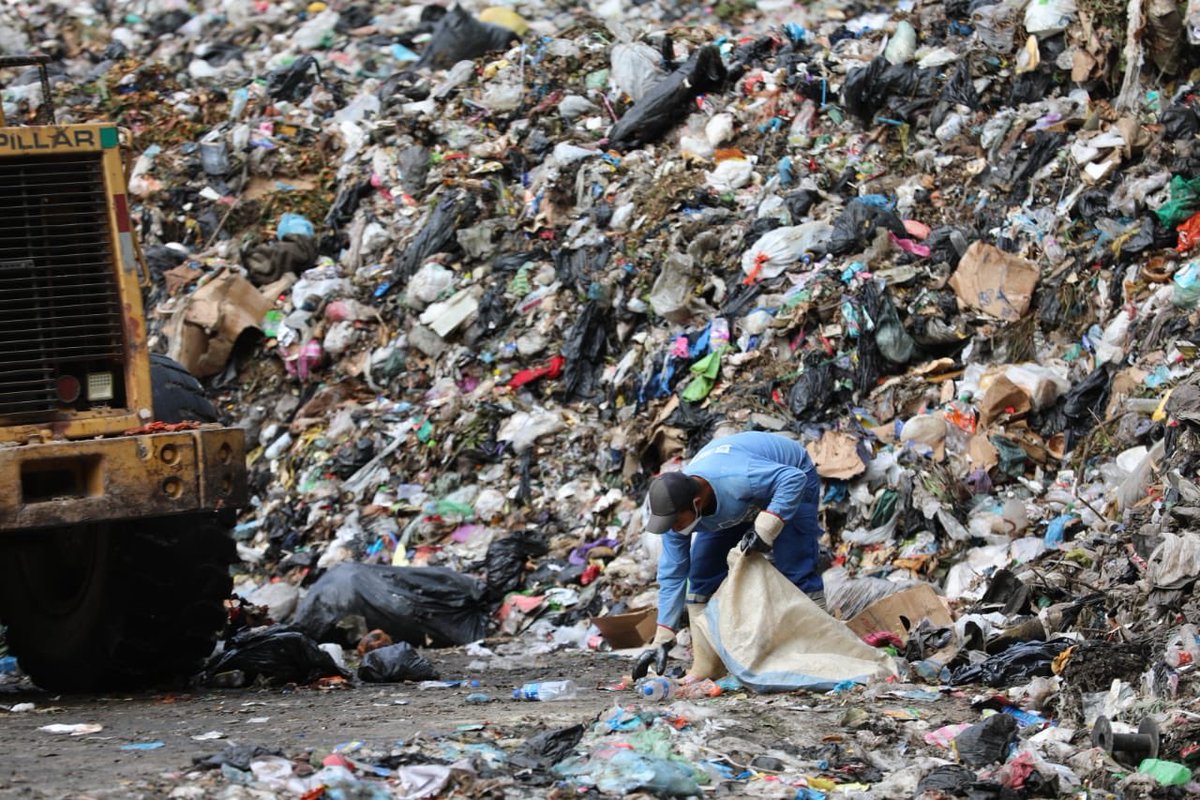 RolandoCastroSv's tweet photo. De esta manera tiene la planta Aragon Muyshondt, esta basura cae en la quebrada el garrobo corriendo peligro tapar las bóvedas y se genere una catástrofe en las colonias aledañas, tanto la @FGR_SV cómo el Juzgado Ambiental guardan silencio y complicidad ante enorme foco (hilo)👇 https://t.co/CQ5E9OqBge