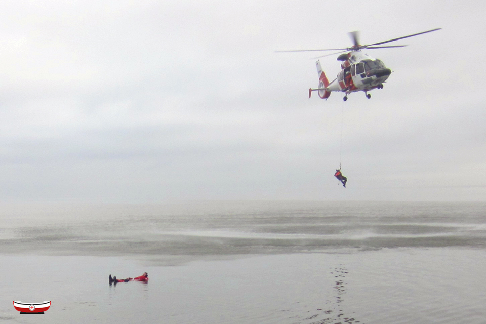 Seenotretter's tweet photo. #Seenotretter-Training auf und über der herbstlichen #Nordsee: Mensch-über-Bord-Übung und WinchEx 🚁 mit unserem #Seenotrettungskreuzer THEODOR STORM/#DGzRS-Station #Büsum und dem #NorthernHelicopter-#NorthenRescue01 aus #StPeterOrding https://t.co/CcPabiwGBI