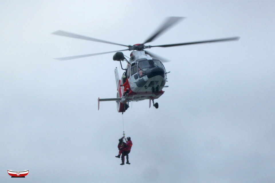 Seenotretter's tweet photo. #Seenotretter-Training auf und über der herbstlichen #Nordsee: Mensch-über-Bord-Übung und WinchEx 🚁 mit unserem #Seenotrettungskreuzer THEODOR STORM/#DGzRS-Station #Büsum und dem #NorthernHelicopter-#NorthenRescue01 aus #StPeterOrding https://t.co/CcPabiwGBI